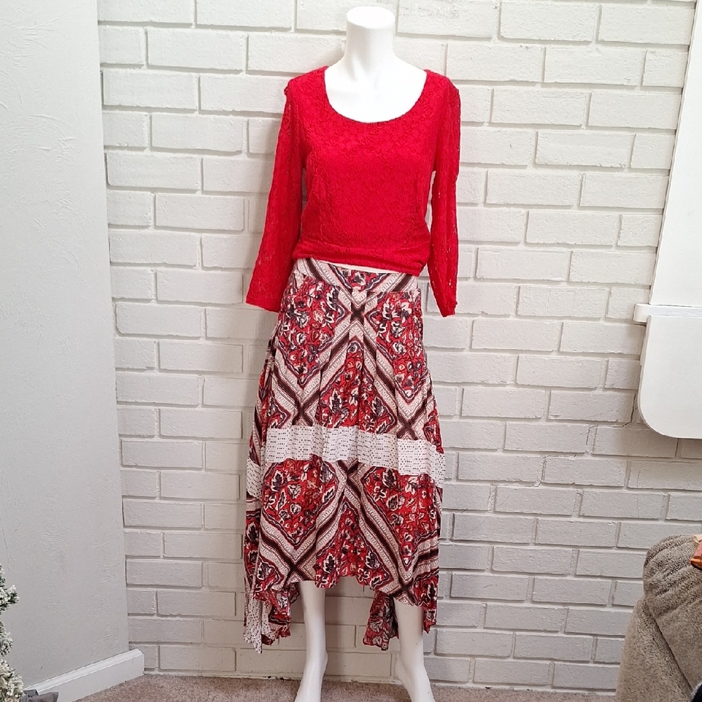 Free People Boho Red & White Patterned Shark-bite Skirt. Size 6 NWT